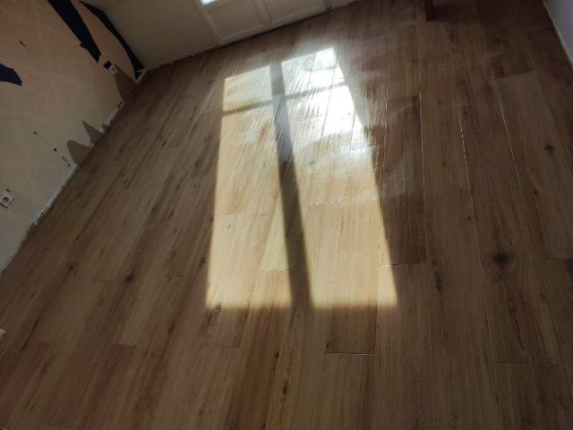 Pose d'un carrelage imitation parquet dans deux chambres à Octeville-sur-mer