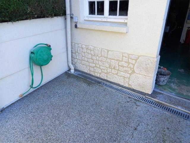 Pose de parement couleur pierre pour bas de mur de maison abîmé a Bolbec