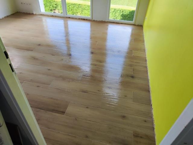 Pose d'un carrelage imitation parquet dans deux chambres à Octeville-sur-mer