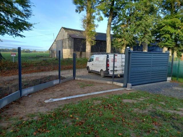 Pose d'une clôture et d'un portail électrique à Beuzeville-la-Grenier.