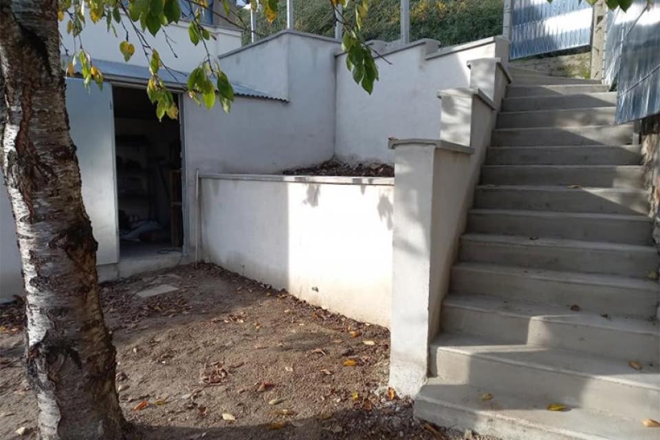 Réalisation d'une entrée extérieure de maison avec bac à fleur et marches à Bolbec.