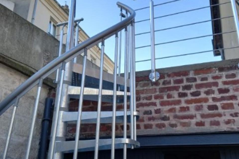 Réalisation d'un escalier extérieur pour l'accès d'une terasse  au Havre.