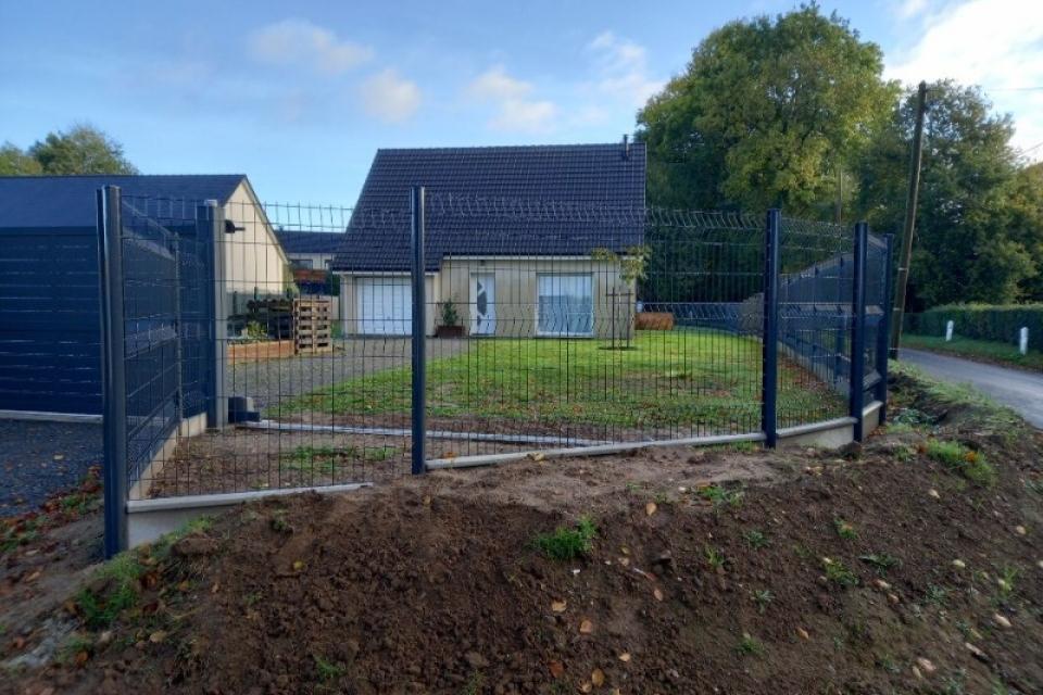 Pose d'une clôture et d'un portail électrique à Beuzeville-la-Grenier.